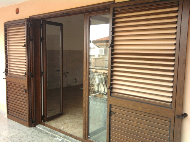 Porta balcone a tre ante